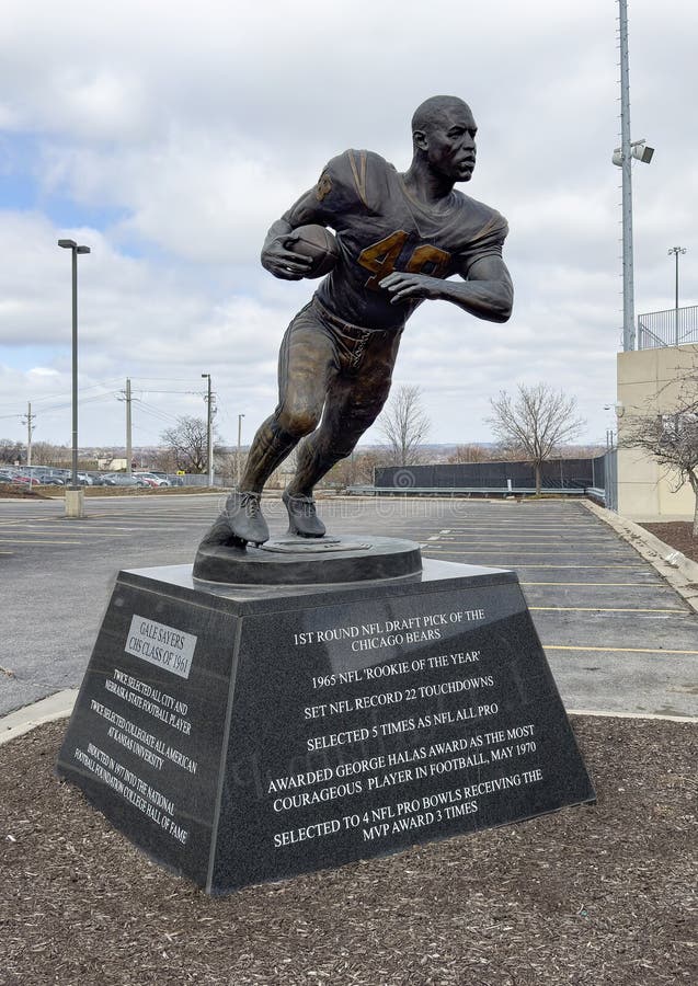 Photo: Statue of Chicago Bears and Pro Football Hall of Fame