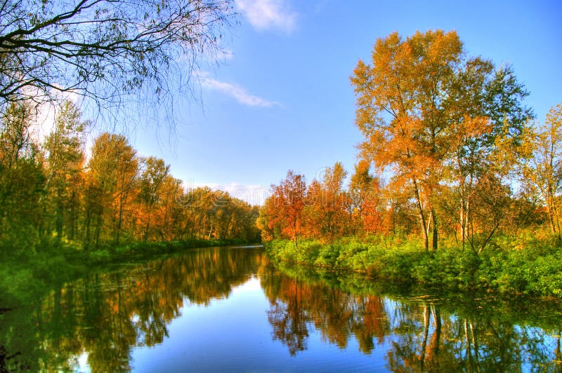 Malerische Herbstlandschaft des Flusses und hellen Bäume und Büsche, Lichtspiegelungen auf stetigen Fluss.