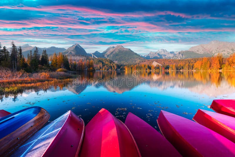 Malebný podzimní pohled na Štrbské pleso v národním parku Vysoké Tatry