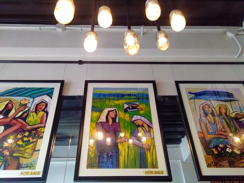Picturi destinate vânzării ca parte a interiorului restaurantului și barului de fuziune Lola Nellys stock image