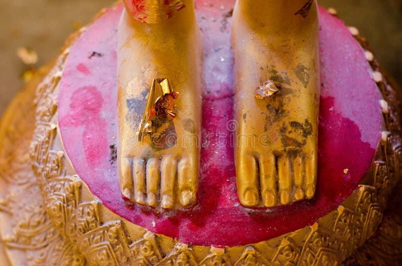Pie De Buda, Pie Del Oro De La Estatua De Buda Foto de archivo Imagen
