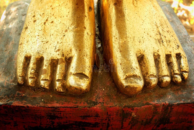 Negro De Piedra De Buda Del Pie En El Templo Foto de archivo Imagen