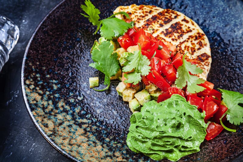 Piec i piec na grillu tradycyjna cibora serowy Halloumi z ?wie?a domowej roboty sa?atka na ciemnym tle obraz royalty free Piec i piec na grillu tradycyjna cibora serowy Halloumi z ?wie?a domowej roboty sa?atka na ciemnym tle obraz royalty free