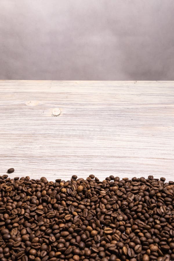 Piec kawowe fasole w masie na lekkim drewnianym tle ciemny cofee piec zbo?owa smaku aromata kawiarnia, naturalny coffe sklep fotografia royalty free Piec kawowe fasole w masie na lekkim drewnianym tle ciemny cofee piec zbo?owa smaku aromata kawiarnia, naturalny coffe sklep fotografia royalty free