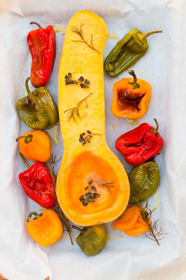 Piec kolorowy butternut kabaczek z ziele i zdjęcie stock