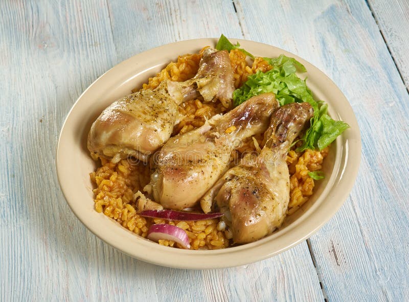 Piec kurczak Jollof Rice. Zachodni - afrykanin Piec kurczaka Jollof Rice zamknięty w górę