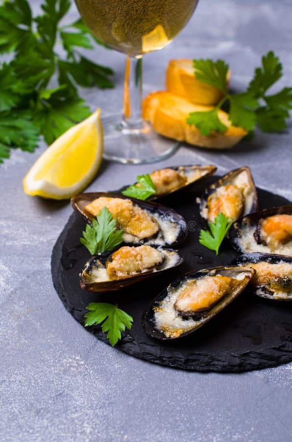 Piec mussels z serem zdjęcie stock Piec mussels z serem zdjęcie stock