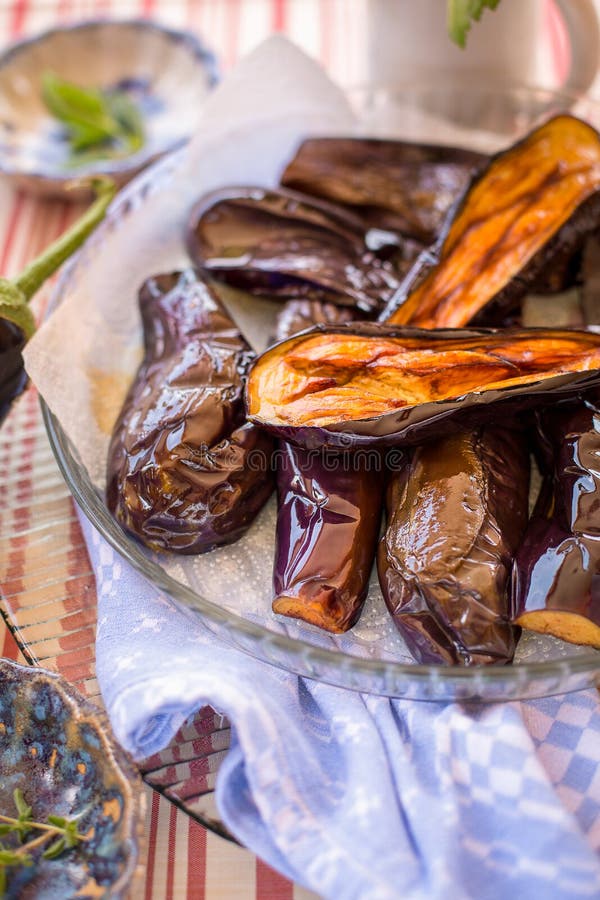 Piec na grillu aubergines na talerzu fotografia royalty free Piec na grillu aubergines na talerzu fotografia royalty free