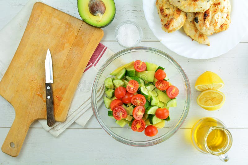 Piec na grillu Avocado sa?atka z opatrunkiem i - Zdrowy Keto diety posi?ek obrazy stock Piec na grillu Avocado sa?atka z opatrunkiem i - Zdrowy Keto diety posi?ek obrazy stock