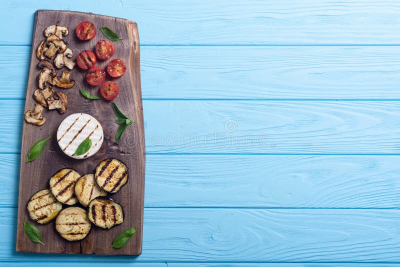 Piec na grillu camembert lub brie. Piec na grillu camembert z, brie lub,
