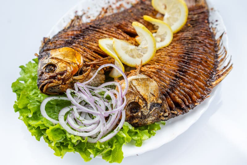 Piec na grillu karp ryba na białym talerzu nad bielem obrazy royalty free Piec na grillu karp ryba na białym talerzu nad bielem obrazy royalty free