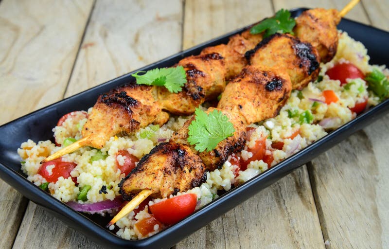 Piec na grillu kebab słuzyć z couscous sałatką zdjęcia stock Piec na grillu kebab słuzyć z couscous sałatką zdjęcia stock