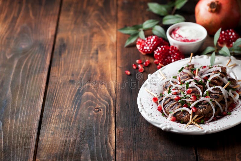 Piec na grillu minced mięs skewers kebabs z cebulami, sumakami i granatowem, zdjęcia stock Piec na grillu minced mięs skewers kebabs z cebulami, sumakami i granatowem, zdjęcia stock