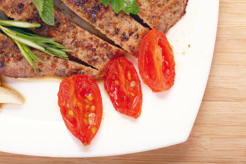 Piec na grillu mięso na półkowym porcja wieśniaku drewnianym zdjęcie royalty free Piec na grillu mięso na półkowym porcja wieśniaku drewnianym zdjęcie royalty free