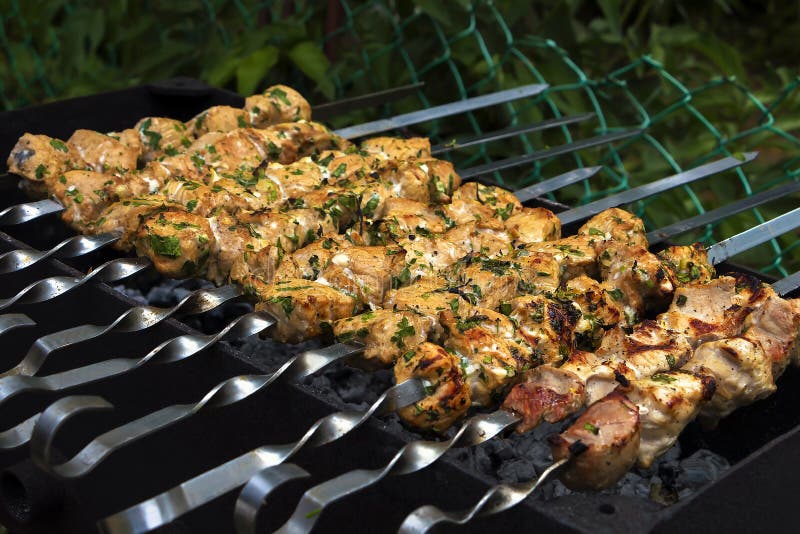 Piec na grillu mięso w zielonym ogródzie zdjęcia stock Piec na grillu mięso w zielonym ogródzie zdjęcia stock
