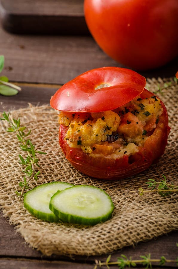 Piec na grillu pomidory faszerujący zdjęcia stock Piec na grillu pomidory faszerujący zdjęcia stock