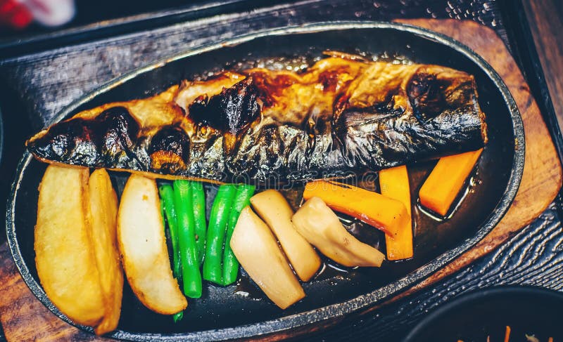 Piec na grillu Soba kumberland z dokrętkami i grule z warzywami Popieramy kogoś b obraz stock Piec na grillu Soba kumberland z dokrętkami i grule z warzywami Popieramy kogoś b obraz stock