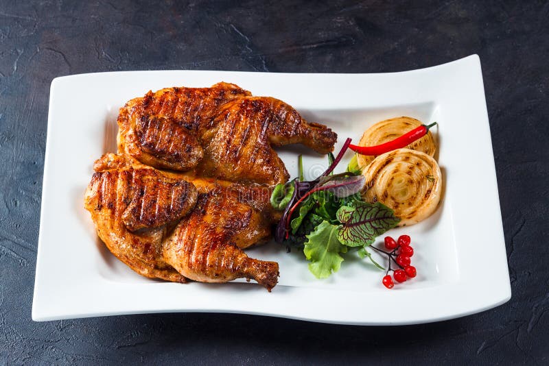 Piec na grillu tabaczny kurczak na białym talerzu zdjęcia royalty free Piec na grillu tabaczny kurczak na białym talerzu zdjęcia royalty free