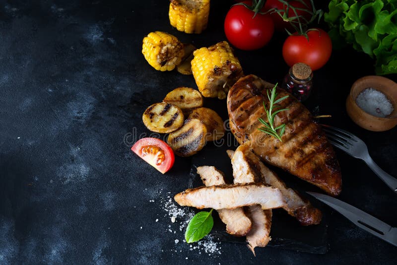 Piec na grillu warzywo, stek, piec grule i zielona sałatka na zmroku i, obrazy stock Piec na grillu warzywo, stek, piec grule i zielona sałatka na zmroku i, obrazy stock
