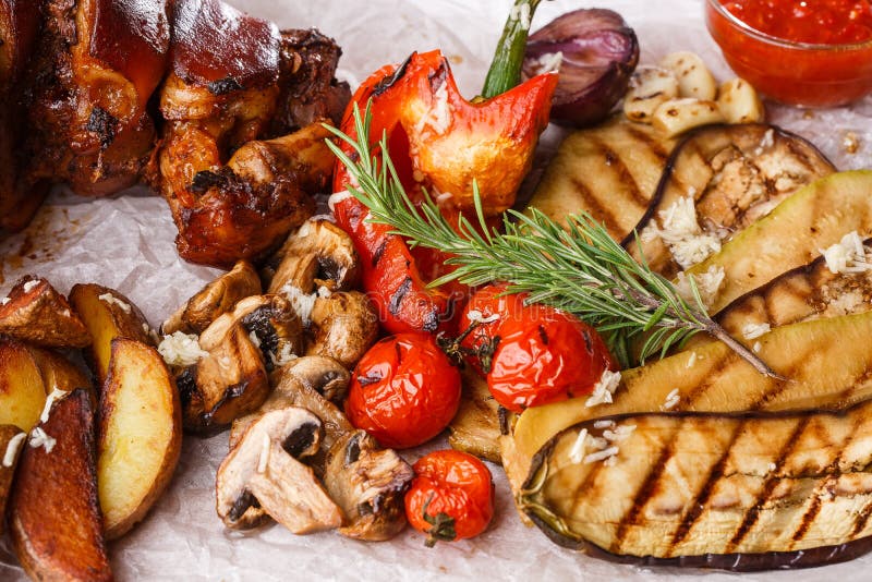 Piec na grillu wieprzowina knykieć z piec na grillu pomidorami, szampinionami, vagetable szpikiem kostnym, oberżyną, czerwonym sł obraz royalty free Piec na grillu wieprzowina knykieć z piec na grillu pomidorami, szampinionami, vagetable szpikiem kostnym, oberżyną, czerwonym sł obraz royalty free