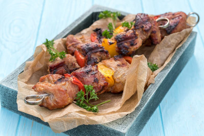 Piec na grillu wieprzowiny kebab z czerwienią, koloru żółtego pieprz fotografia royalty free