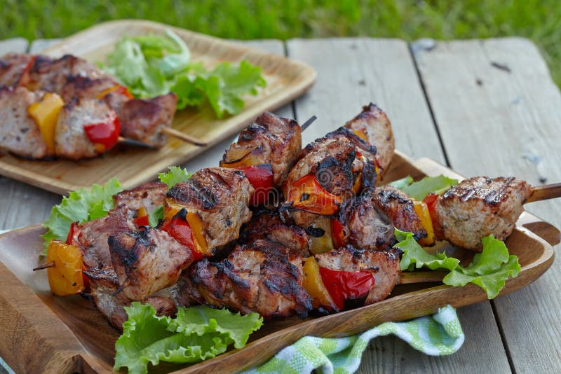 Piec na grillu wieprzowiny kebab z pieprzami zdjęcia stock