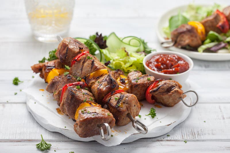 Piec na grillu wieprzowiny kebab z pieprzem zdjęcia stock