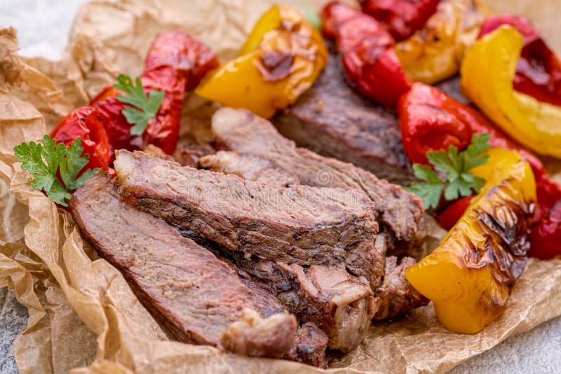 Piec na grillu wołowina stku Fajitas z kolorowymi dzwonkowymi pieprzami fotografia royalty free