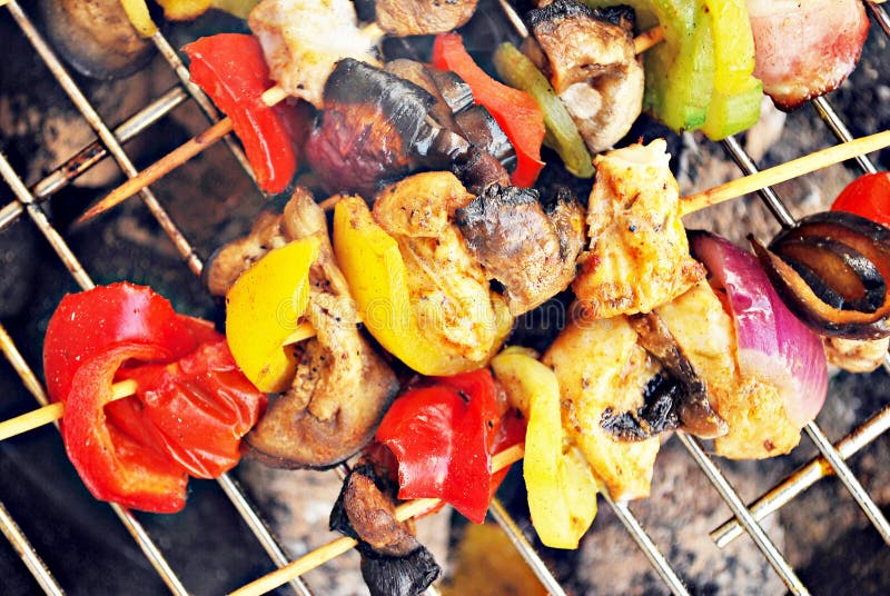 Piec na grillu wołowiny i kurczaka kebabs zdjęcie royalty free Piec na grillu wołowiny i kurczaka kebabs zdjęcie royalty free