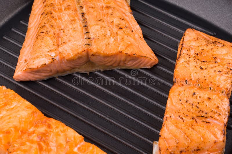 Piec na grillu łososiowi stki na smażyć nieckę obraz stock Piec na grillu łososiowi stki na smażyć nieckę obraz stock