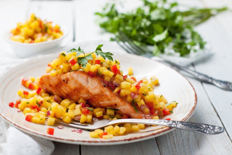 Piec na grillu łosoś z mangowym salsa obraz stock Piec na grillu łosoś z mangowym salsa obraz stock