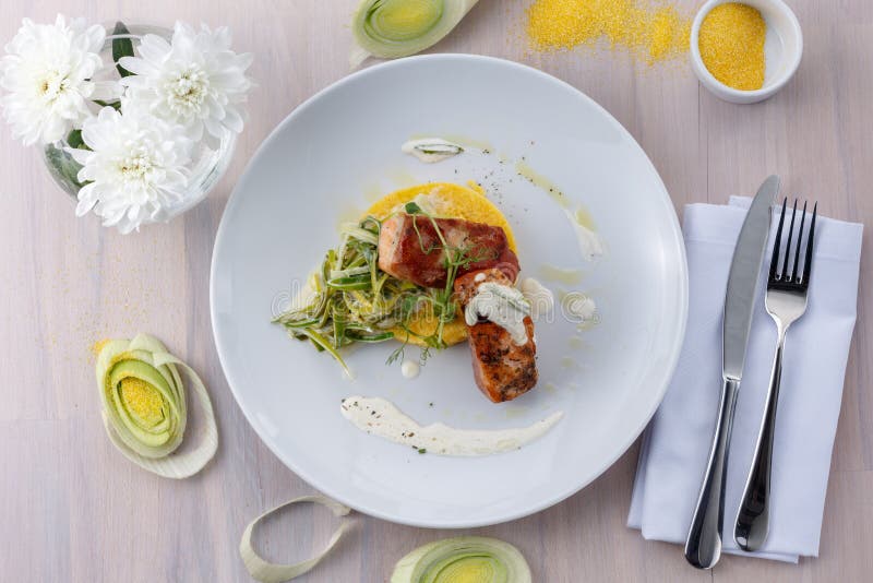 Piec na grillu łosoś zawijający w bekonu i polenty salsa mieszkaniu nieatutowym zdjęcia stock Piec na grillu łosoś zawijający w bekonu i polenty salsa mieszkaniu nieatutowym zdjęcia stock