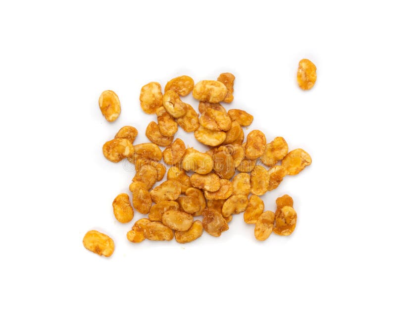 Pieczone szerokie ziarna przekąsić izolowane smażone vicia faba pikantne leguma chrupiące duże chipsy fasolowe do sałatek zdjęcia stock