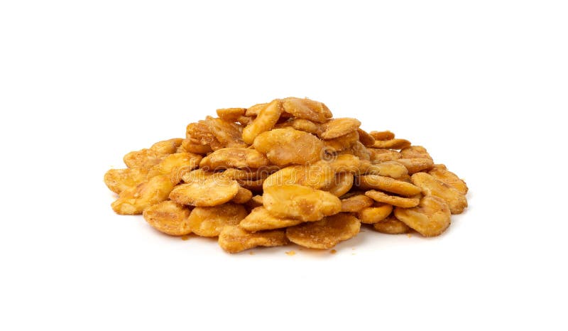 Pieczone szerokie ziarna przekąsić izolowane smażone vicia faba pikantne leguma chrupiące duże chipsy fasolowe do sałatek fotografia stock