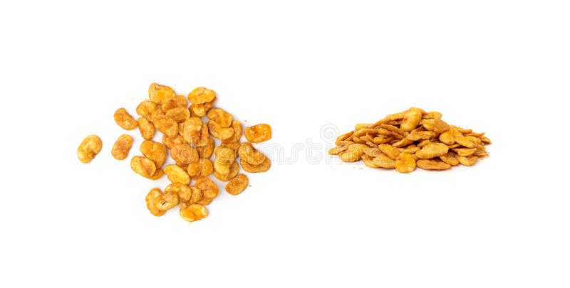 Pieczone szerokie ziarna przekąsić izolowane smażone vicia faba pikantne leguma chrupiące duże chipsy fasolowe do sałatek zdjęcie stock