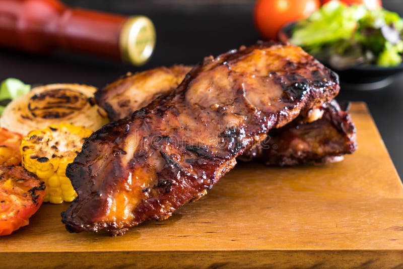 Pieczone żeberka wieprzowe. Piec na grillu wieprzowina ziobro z barbrcue warzywem i kumberlandem
