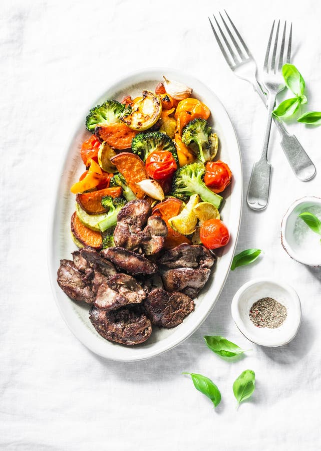 Pieczony kurczak wątróbka i piec sezonowi warzywa - wyśmienicie zdrowy lunch na lekkim tle zdjęcia royalty free Pieczony kurczak wątróbka i piec sezonowi warzywa - wyśmienicie zdrowy lunch na lekkim tle zdjęcia royalty free