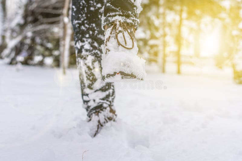 Piede delle gambe dell'uomo negli stivali caldi di inverno che camminano nella neve f fotografie stock libere da diritti Piede delle gambe dell'uomo negli stivali caldi di inverno che camminano nella neve f fotografie stock libere da diritti