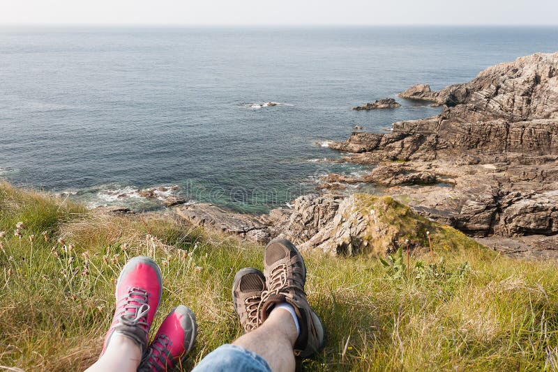 Piedi che riposano dopo un aumento, Rocky Coast, testa di Mallin, Irlanda fotografia stock Piedi che riposano dopo un aumento, Rocky Coast, testa di Mallin, Irlanda fotografia stock