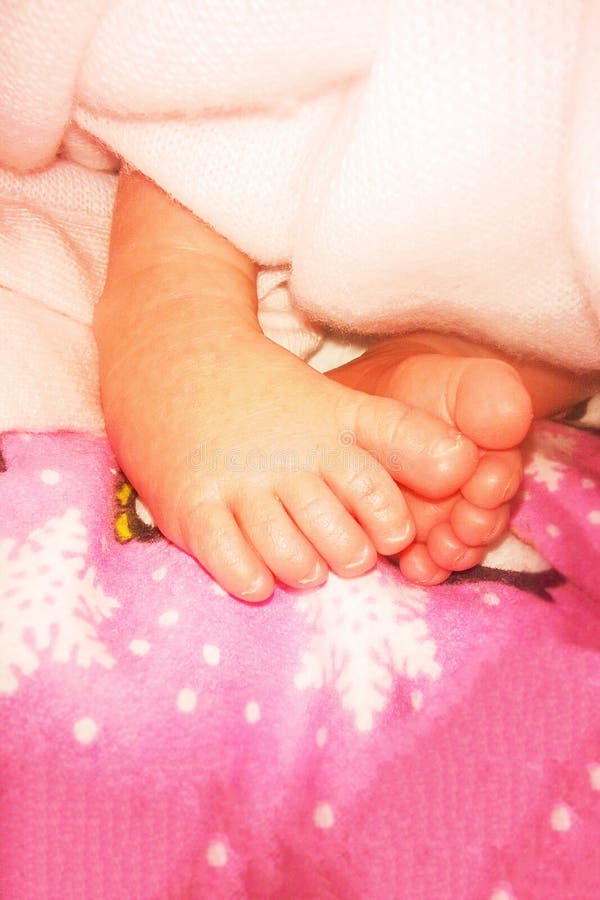 Piedi del bambino in pannolini Le prime settimane di vita fotografia stock libera da diritti Piedi del bambino in pannolini Le prime settimane di vita fotografia stock libera da diritti