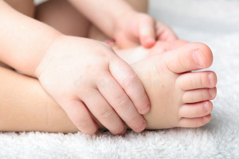 Piedi E Mani Graziosi Del Bambino Immagine Stock Immagine di infante