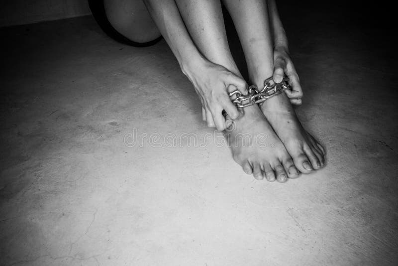 Piedi nudi di una donna con la catena fotografia stock libera da diritti Piedi nudi di una donna con la catena fotografia stock libera da diritti