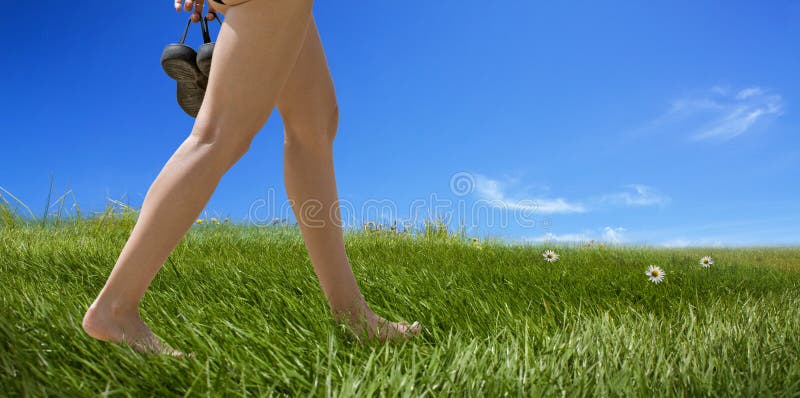 Piedi nudi femminili camminare fotografie stock libere da diritti Piedi nudi femminili camminare fotografie stock libere da diritti