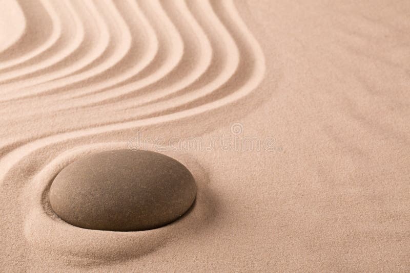 Piedra de la meditación del zen y jardín de la arena imágenes de archivo libres de regalías Piedra de la meditación del zen y jardín de la arena imágenes de archivo libres de regalías
