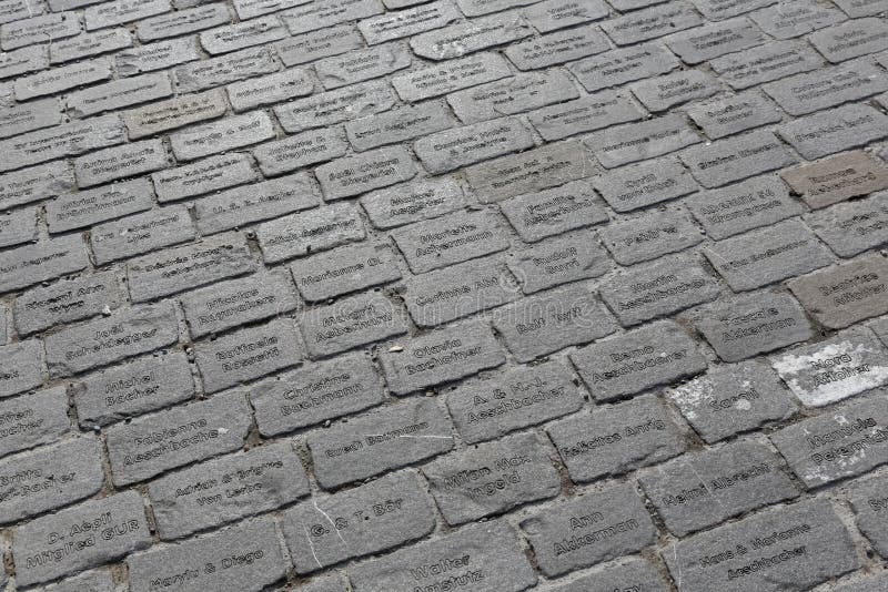 Piedra de pavimentación con los nombres grabados