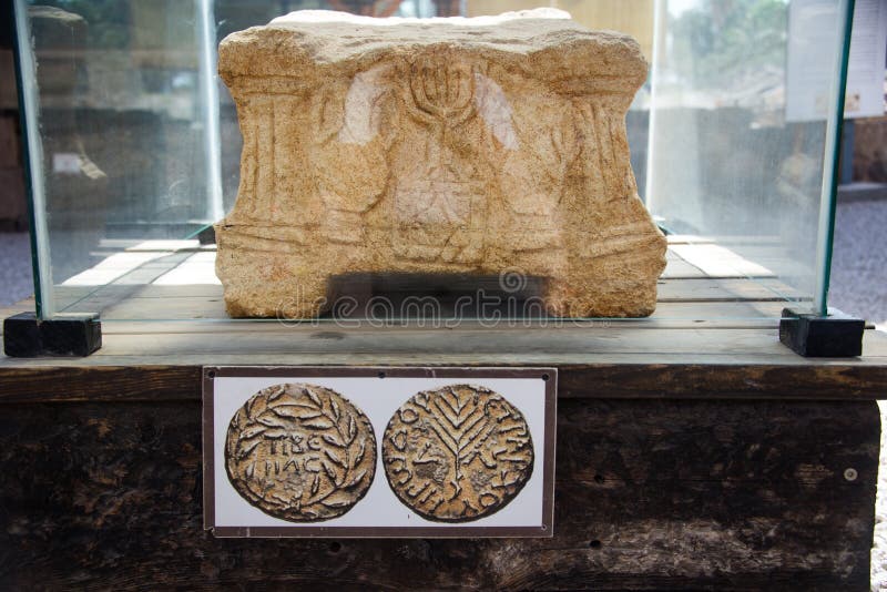 Piedra del siglo I de la sinagoga en Magdala-2 foto de archivo libre de regalías Piedra del siglo I de la sinagoga en Magdala-2 foto de archivo libre de regalías