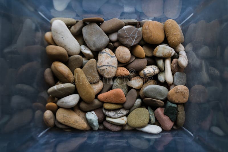 Piedras de muchos tipos y tamaños Opinión del primer de guijarros en la caja Visi imágenes de archivo libres de regalías Piedras de muchos tipos y tamaños Opinión del primer de guijarros en la caja Visi imágenes de archivo libres de regalías