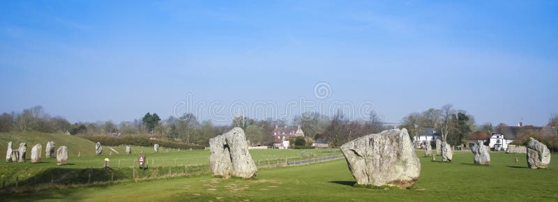 Piedras derechas del círculo de piedra de Avebury británicas imagen de archivo libre de regalías Piedras derechas del círculo de piedra de Avebury británicas imagen de archivo libre de regalías