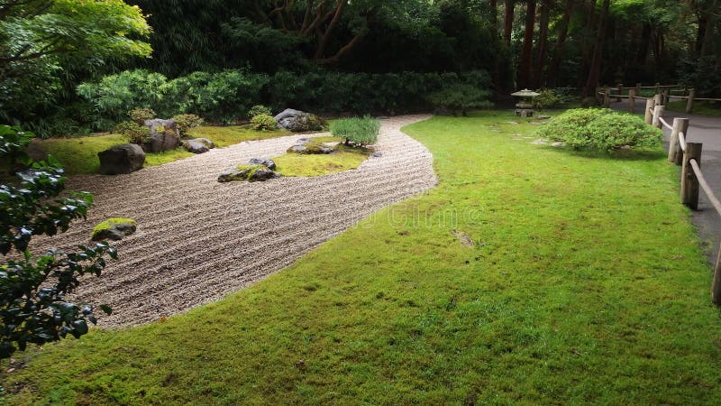 Piedras japonesas y jardín verde con las plantas fotografía de archivo Piedras japonesas y jardín verde con las plantas fotografía de archivo