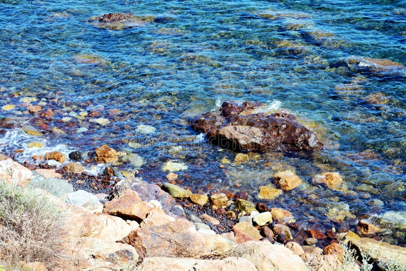 Piedras y ondas azules, mar tirreno, fondo fotografía de archivo libre de regalías Piedras y ondas azules, mar tirreno, fondo fotografía de archivo libre de regalías